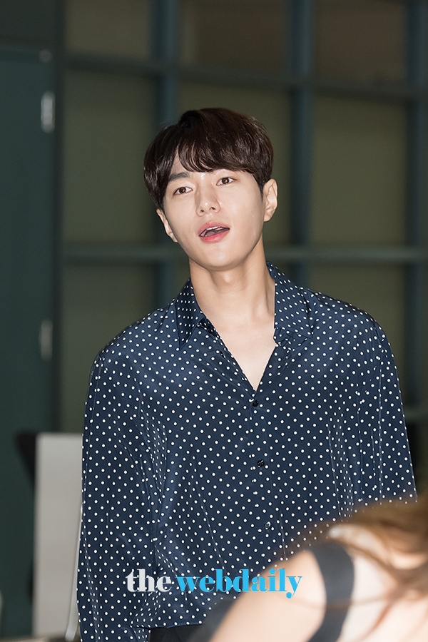 김명수, 인천국제공항 출국 현장