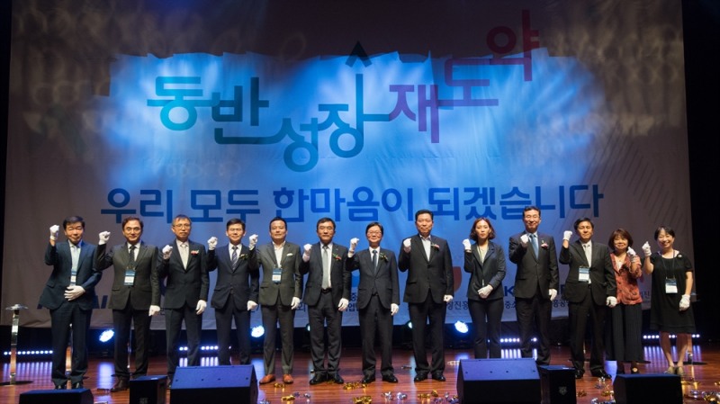 병석 코레일 사장(가운데)이 2일 오후 대전 사옥에서 열린 ‘동반성장 박람회’에서 중소기업, 소상공인, 사회적기업과 상생협력 결의식을 가졌다.(사진=코레일)