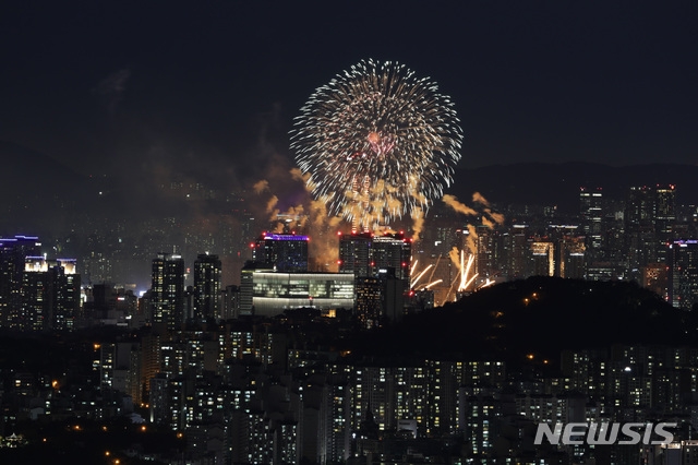 ‘2019 여의도 불꽃축제’가 한강의 가을밤을 아름답게 물들인다. / 출처 NEWSIS