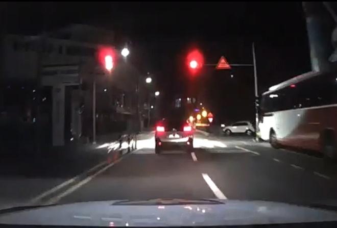 경찰이 음주불응 도주 차량을 쫓고 있다.(사진제공=부산경찰청)