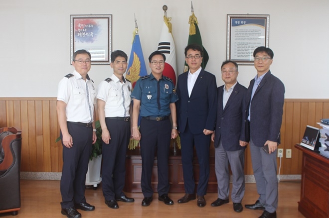 9월 3일 김소년 서장 등이 한국교통안전공단 경남본부와 간담회를 갖고 기념촬영.(사진제공=창원중부경찰서)