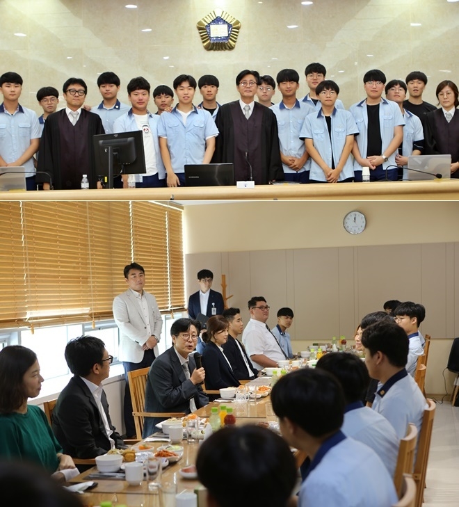 법정체험에 참여한 신정고 학생들이 박주영 부장판사와 기념촬영을 하고 오찬을 함께하고 있다.(사진제공=울산지방법원)