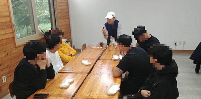 무직 보호관찰청소년들을 대상으로 숲체험 프로그램을 진행하고 있다.(사진제공=충주준법지원센터)