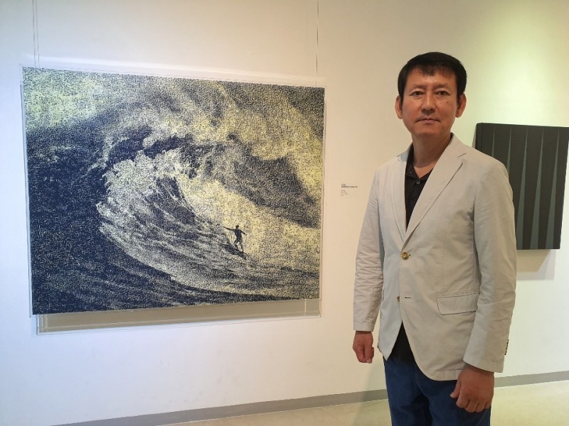김동유 작가와 작품 'Surfing', 유화에 캔버스, 116.5X145.5cm, 2019 /사진=김창만 기자