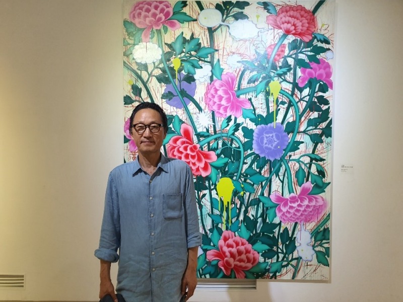 김근중 작가와 작품 'After-Flower 19-7', 유화에 캔버스, 259X191cm, 2019 /사진=김창만 기자