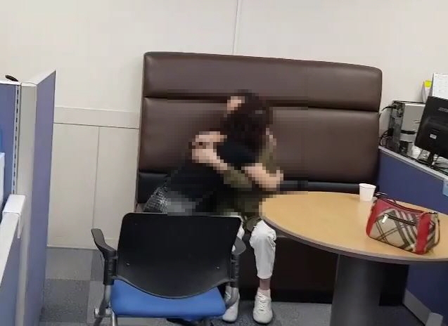20년전 헤어진 모친과 극적 상봉하고 있다.(사진제공=부산경찰청)