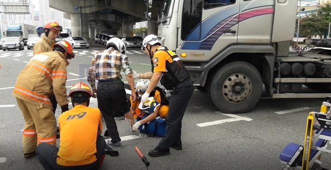 항만소방서 구조대원이 오토바이 운전자를 응급처지하고 있다.(사진제공=부산항만소방서)
