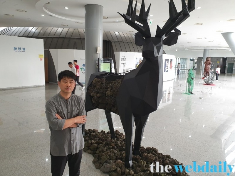 이승수 작가가 작품 '검은사슴' 옆에서 포즈를 취하고 있다/사진=김창만 기자