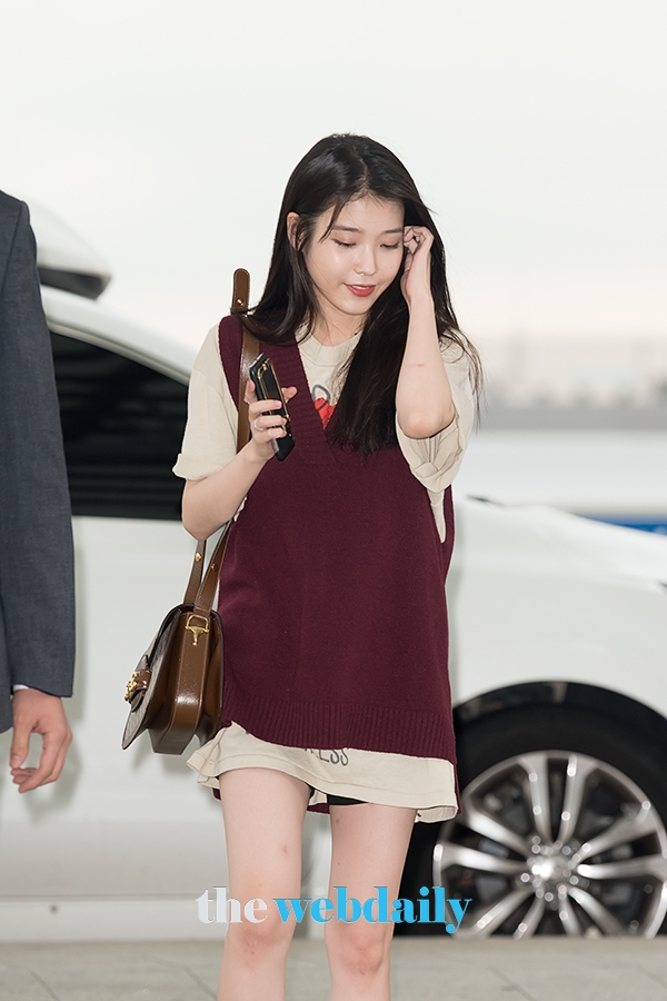 아이유, 인천국제공항 출국 현장