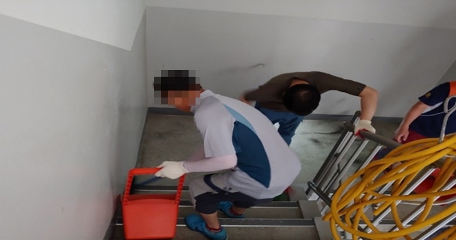 사회봉사명령대상자들이 계단청소를 하고 있다.(사진제공=포항준법지원센터)