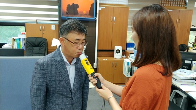 음주측정을 하고 있다.(사진제공=거제시)