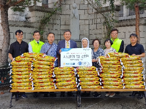 NH선물은 9월 5일 돈암동 성빈첸시오 아 바오로회를 방문하여 사랑의 쌀을 기부하는 행사를가졌다. (왼쪽에서 첫번째)이선오 안드레아 빈첸시오 회장, (왼쪽에서 네번째)이성권 NH선물 대표이사, (왼쪽에서 다섯번째)정하상 돈암동 성당 원장 수녀가 기념촬영을 하고 있다. 사진=NH선물