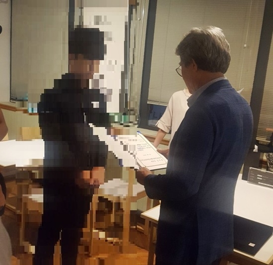 모범 보호관찰청소년에게 장학금을 전달하고 있다.(사진제공=진주준법지원센터)
