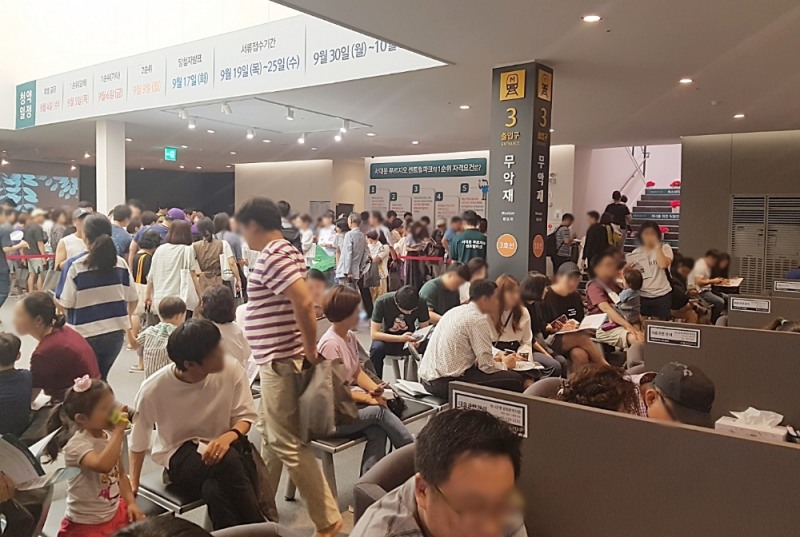 서대문 푸르지오 센트럴파크 견본주택 내 인파.(사진=대우건설)