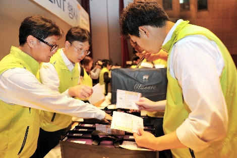 NH투자증권 임직원이 9월 5일 NH투자증권 본사 4층 NH아트홀에서 결식아동 및 저소득층 가정을 위한 추석맞이 선물KIT 행사를 진행하고 있다. 사진=NH투자증권