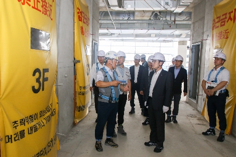 9월 6일 오후 2시 30분 나라키움 종합의료복합단지 건설현장(서울시 광진구 중곡동 소재)에서 제13호 태풍 링링 북상에 따른 안전사고 예방을 위해 문창용 캠코 사장, 캠코 관계자, 시공사 및 건설사업관리단 관계자 등이 안전관리 특별점검을 실시하고 있는 모습. 사진=캠코