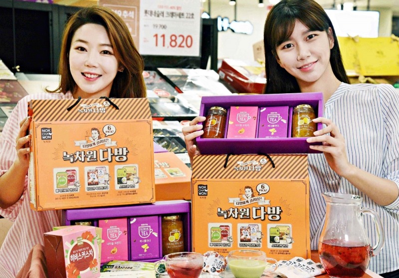 9일 홈플러스 강서점에서 모델들이 차(茶) 선물세트를 선보이고 있다. 홈플러스는 추석을 맞아 선선한 가을철 즐기기에 제격인 차 기획세트 2종을 할인 판매한다. ‘녹차원 다방세트’는 최근 2030세대 '인싸템'으로 떠오르는 보이차, 히비스커스차에서부터 흑당시럽&밀크티, 율무차, 녹차라떼 등 온 가족의 다양한 취향을 충족시켜줄 차를 한데 모았다. 레트로 감성의 독특한 디자인이 특징이며, 영등포점, 부천상동점, 삼척점, 대전둔산점, 순천점, 센텀시티점 등 전국 50개 주요 거점 점포에서 판매된다. ‘이디야 블렌딩티세트’는 이디야 카페 베스트 메뉴인 유자피나콜라다와 자몽네이블오렌지를 집에서 손쉽게 즐길 수 있도록 네이블오렌지, 피나콜라다 등 티백 2종과 유자, 자몽 과일청 2종을 담았다.