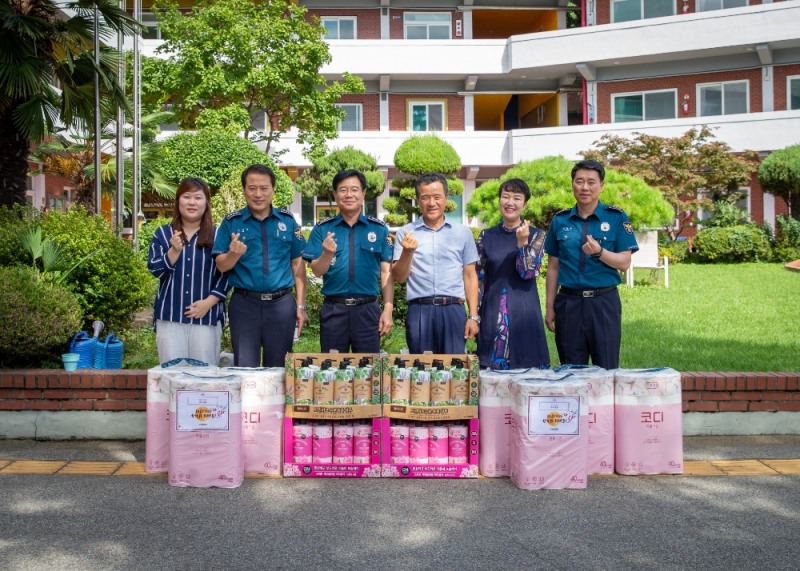 김창룡 부산경찰청장(사진왼쪽세번째)과 직원들이 신애재활원을 방문해 위문품을 전달하고 기념촬영.(사진제공=부산경찰청)