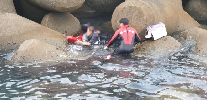 해경이 추락자를 구조하고 있다.(사진제공=울산해양경찰서)