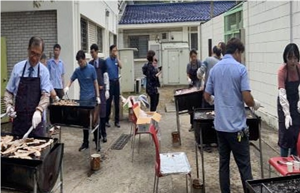 변호사들이 삼겹살을 굽고 있다.(사진제공=안양소년원)