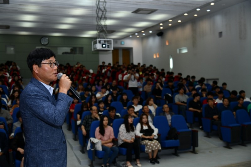 변광용 거제시장이 거재대학교에서 특강을 하고 있다.(사진제공=거제시)