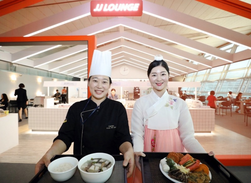 제주항공은 13일 추석당일 인천국제공항 내 JJ라운지를 이용하는 고객들에게 추석음식인 송편, 토란국, 삼색전, 약과 등의 메뉴를 선보인다.(사진=제주항공)