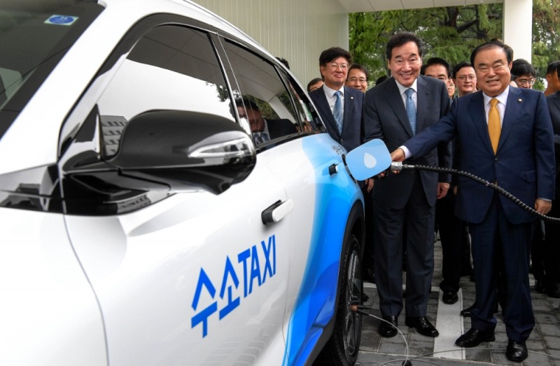 앞줄 오른쪽부터 문희상 국회의장, 이낙연 국무총리가 수소전기택시에 수소를 충전을 하는 모습.(사진=현대자동차)