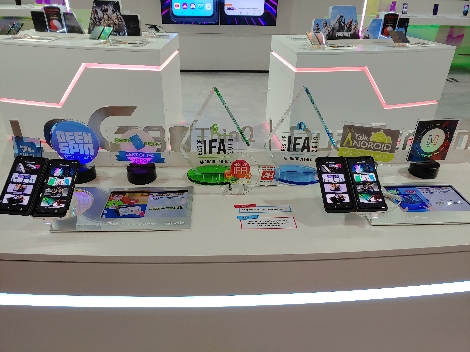 IFA 2019 LG 스마트폰 부스에 최고상 트로피가 진열돼 있는 모습. 사진=LG전자
