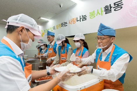 강승중 수출입은행 전무이사(사진 맨오른쪽)가 10일 임직원들과 함께 서울역 인근 무료급식소 '따스한 채움터'를 찾아 노숙인들을 대상으로 배식 봉사를 하고 있다. 사진=한국수출입은행