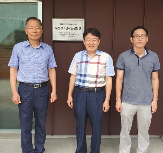 안 흡 센터장(사진왼쪽)이 박용주 관장에게 위문금을 전달하고 기념촬영.(사진제공=부산솔로몬로파크)