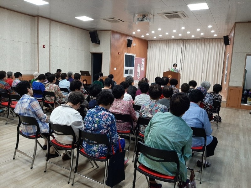 LH 주거급여 전담직원이 전남 순천시 소재 주민센터를 방문해 주거급여제도를 설명하고 있다.(사진=LH)