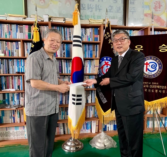 사회복지시설에 위문금을 전달하고 있다.(사진제공=부산구치소)