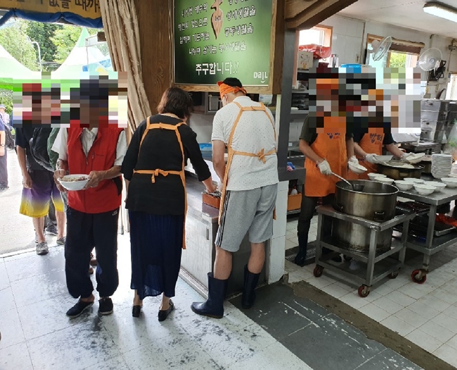 사회봉사자들이 노숙자 무료급식소에서 배식활동을 돕고 있다.(사진제공=서울준법지원센터)