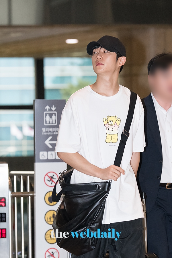 정해인, 김포국제공항 출국 현장