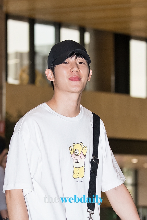 정해인, 김포국제공항 출국 현장