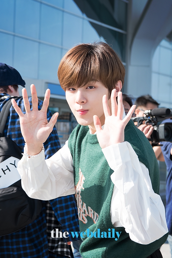 X1(엑스원) 김우석, 인천국제공항 출국 현장