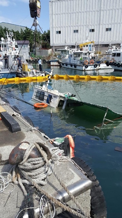 침몰선박을 인양하고 있다.(사진제공=울산해양경찰서)