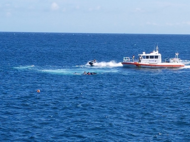 전복된 수상오토바이를 구조하고 있다.(사진제공=울산해양경찰서)