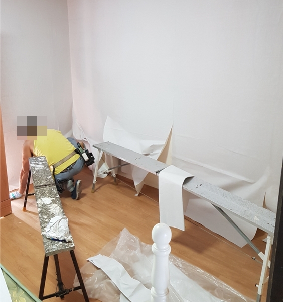 도배기술 보유자인 사회봉사대상자가 재능기부를 하고 있다.(사진제공=창원준법지원센터)