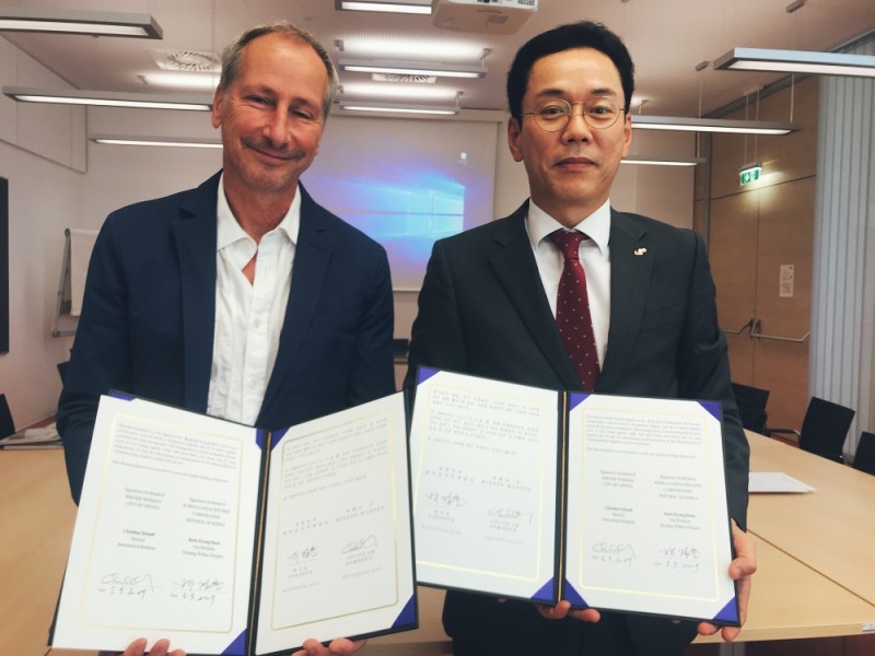 백경훈 LH 주거복지본부장(사진 오른쪽)과 크리스티안 산틀(Christian Schantl) 비너보넨 대외협력본부장(사진 왼쪽)이 협약을 마치고 기념촬영을 하고 있다.(사진=LH)