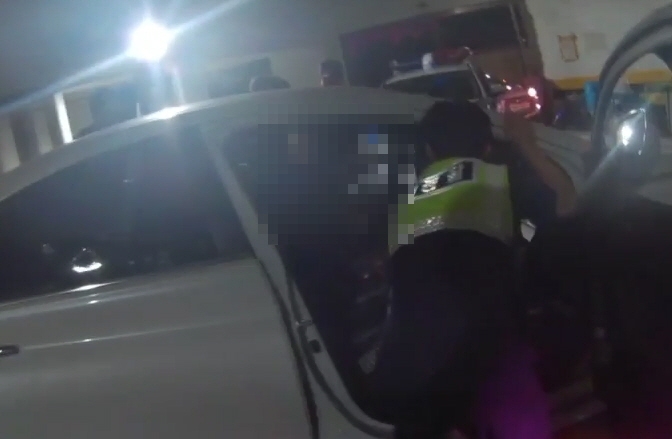 음주운전 도주차량 피의자를 검거하고 있다.(사진제공=부산경찰청)