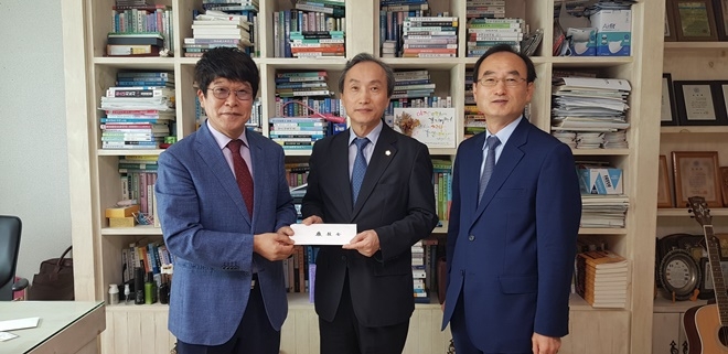 이춘희 대구변호사회 회장이 등불의집에 성금을 기탁하고 있다.(사진제공=대구지방변호사회)