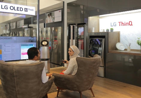 LG전자 직원이 'LG 씽큐 체험존에서 인공지능 가전을 경험하고 있다. 사진=LG전자