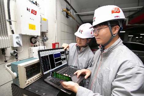 KT 네트워크부문 직원들이 서울 서초구의 한 건물 내 지하 주차장에서 ‘5G 스마트 빔 패턴 동기화 기술’이 적용된 5G RF 중계기의 품질을 점검하고 있다. 사진=KT