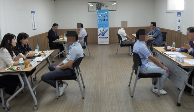 출소예정자들이 사복을 착용하고 면접에 임하고 있다.(사진제공=울산구치소)