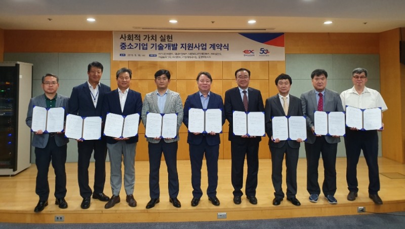 봉영채 한국도로공사 도로교통연구원장(가운데)과 선정업체 관계자들이 기념촬영을 하고 있다.(사진=한국도로공사)