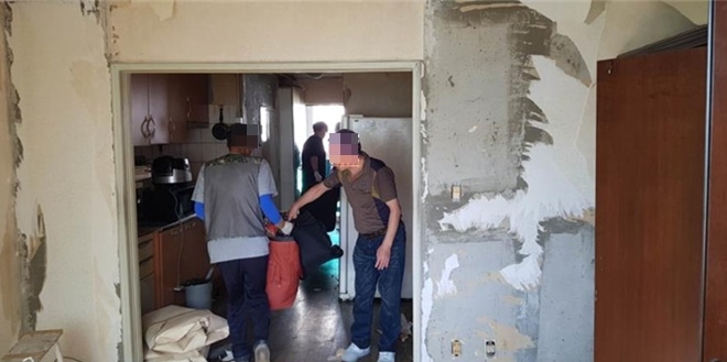 사회봉사대상자들이 주거환경개선작업을 하고 있다.(사진제공=서산준법지원센터)