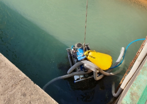 동서발전이 발전사 최초로 수중청소로봇을 활용해 화력본부 내 폐수조의 퇴적 슬러지를 안전하게 준설하고 구조물 검사까지 완료했다. 사진=동서발전