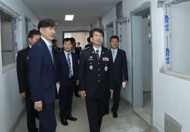 조국 법무부 장관이 20일 오후 의정부교도소룰 방문하여 수용동 증축 현장을 둘러보고 있다.