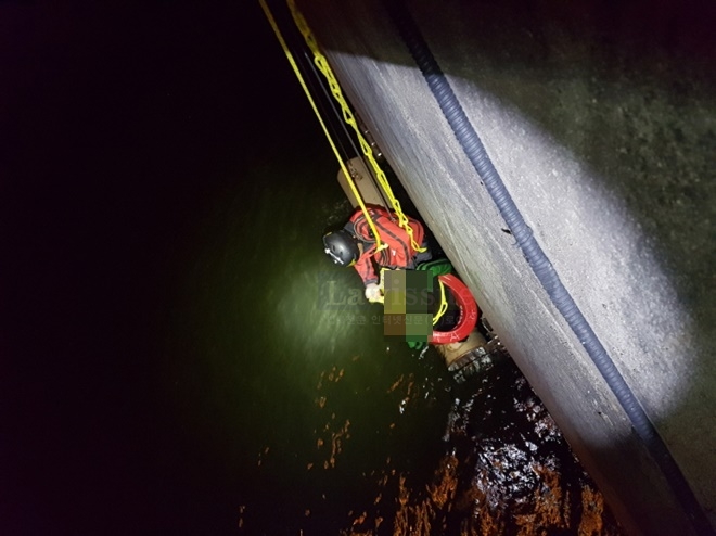 구조대원이 요구조자를 구조하고 있다.(사진제공=부산사하소방서)
